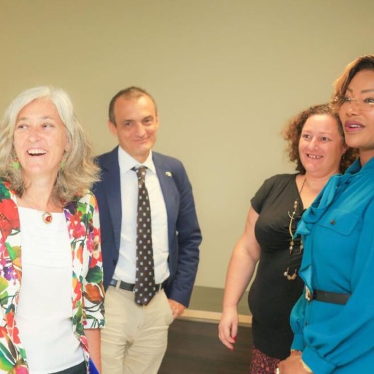 Photo: Francesca Di Mauro, ambassadrice de l’UE en Côte-d’Ivoire avec la ministre Nasseneba Touré