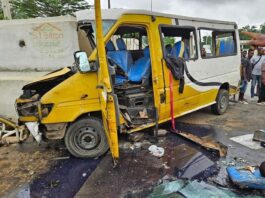 L'accident, qui a impliqué un minicar de type Hiace et un autocar transportant des élèves, a également fait plusieurs blessés.