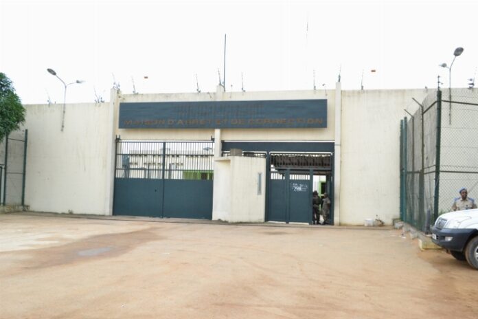 Douze détenus ont été blessés lundi à la maison d'arrêt d'Abidjan lors d'une émeute déclenchée pour contester une mesure prise dans le cadre de la lutte contre la drogue dans les prisons, a annoncé l'administration pénitentiaire.