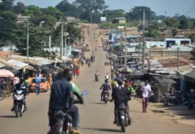 Comment les réseaux djihadistes sahéliens tentent de recruter de nouveaux membres en Côte d’Ivoire Selon les informations du « Monde », des Maliens et des Burkinabés liés au Groupe de soutien à l’islam et aux musulmans, franchise sahélienne d’Al-Qaida, ont été récemment interpellés par les services de renseignement ivoiriens.