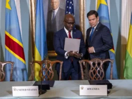 Le secrétaire d'État américain Marco Rubio (au centre), le ministre rwandais des Affaires étrangères Olivier Nduhungirehe dans la salle des traités du département d'État , lors de la signature d'un accord entre le Rwanda et la République démocratique du Congo suite à un engagement de trêve à Washington, DC, le 25 avril 2025. / AFP