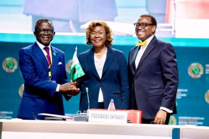 bad gouverneurs La matérialisation de la décision portant Ludovic Ngatsé à la tête du Conseil des gouverneurs de la BAD s’est faite, ce vendredi 30 mai 2025, à Abidjan, lors de la clôture des Assemblées annuelles 2025. L’ex-présidente du Conseil des gouverneurs, la ministre ivoirienne de l’Economie et du Plan, Kaba Nialé, a passé le flambeau à M. Ngatsé.
