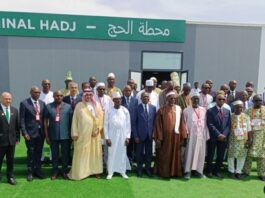 Une photo de famille devnant l'accès du Terminal Hadj au tarmac (Ph : Salif D. CHEICKNA