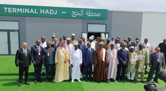 Une photo de famille devnant l'accès du Terminal Hadj au tarmac (Ph : Salif D. CHEICKNA