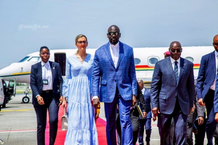 MAMADI DOUMBOUYA EST ARRIVÉ À ABIDJAN POUR UNE VISITE OFFICIELLE LE PRÉSIDENT MAMADI DOUMBOUYA A ÉTÉ ACCUEILLI À L'AÉROPORT INTERNATIONAL FÉLIX HOUPHOUËT-BOIGNY PAR LE VICE-PRÉSIDENT IVOIRIEN, TIÉMOKO MEYLIET KONÉ CE MARDI 17 JUIN 2025.