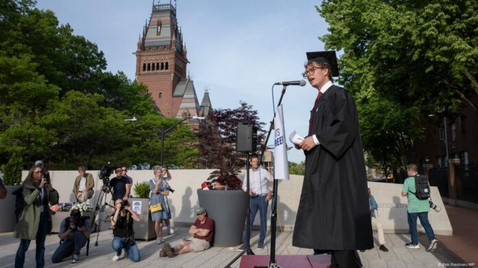 L'université de Harvard a décidé de ne pas se plier aux demandes de l'administration américaine et de porter plainte devant la justiceImage : Rick Friedman/AFP