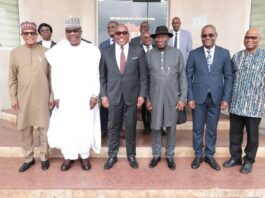 Le président de la CEI, Ibrahime Kuibiert-Coulibaly, avait à ses côtés certains de ses collaborateurs.