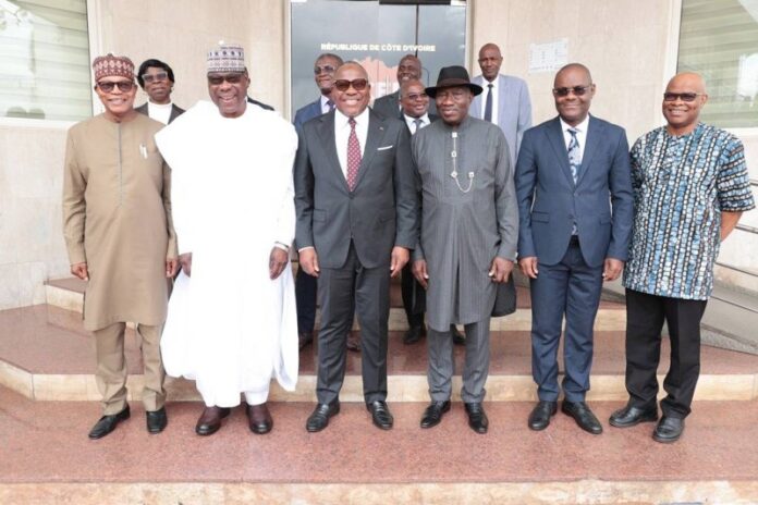 sages Le président de la CEI, Ibrahime Kuibiert-Coulibaly, avait à ses côtés certains de ses collaborateurs.