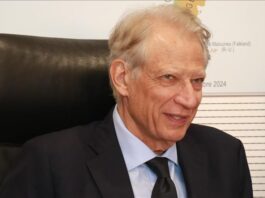 Dominique Galouzeau de Villepin, dit Dominique de Villepin, né le 14 novembre 1953 à Rabat, est un homme d'État, écrivain, diplomate et avocat français. Il est Premier ministre du 31 mai 2005 au 17 mai 2007