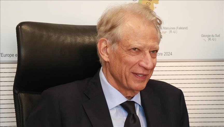 Dominique Galouzeau de Villepin, dit Dominique de Villepin, né le 14 novembre 1953 à Rabat, est un homme d'État, écrivain, diplomate et avocat français. Il est Premier ministre du 31 mai 2005 au 17 mai 2007