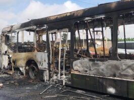 DES VIOLENCES NOCTURNES ONT ÉCLATÉ À YOPOUGON, COMMUNE SITUÉE DANS L'OUEST D'ABIDJAN OÙ UN BUS DE LA SOTRA ET UN VÉHICULE DE POLICE ONT ÉTÉ INCENDIÉS DANS LA NUIT DE VENDREDI 1ER AOÛT À SAMEDI 2 AOÛT 2025. (IMAGE D'ARCHIVE POUR ILLUSTRATION).