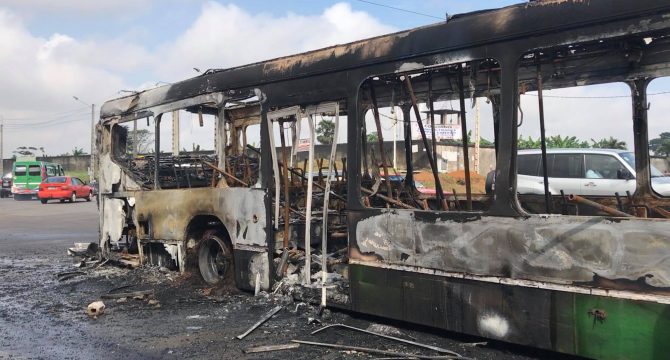 DES VIOLENCES NOCTURNES ONT ÉCLATÉ À YOPOUGON, COMMUNE SITUÉE DANS L'OUEST D'ABIDJAN OÙ UN BUS DE LA SOTRA ET UN VÉHICULE DE POLICE ONT ÉTÉ INCENDIÉS DANS LA NUIT DE VENDREDI 1ER AOÛT À SAMEDI 2 AOÛT 2025. (IMAGE D'ARCHIVE POUR ILLUSTRATION).