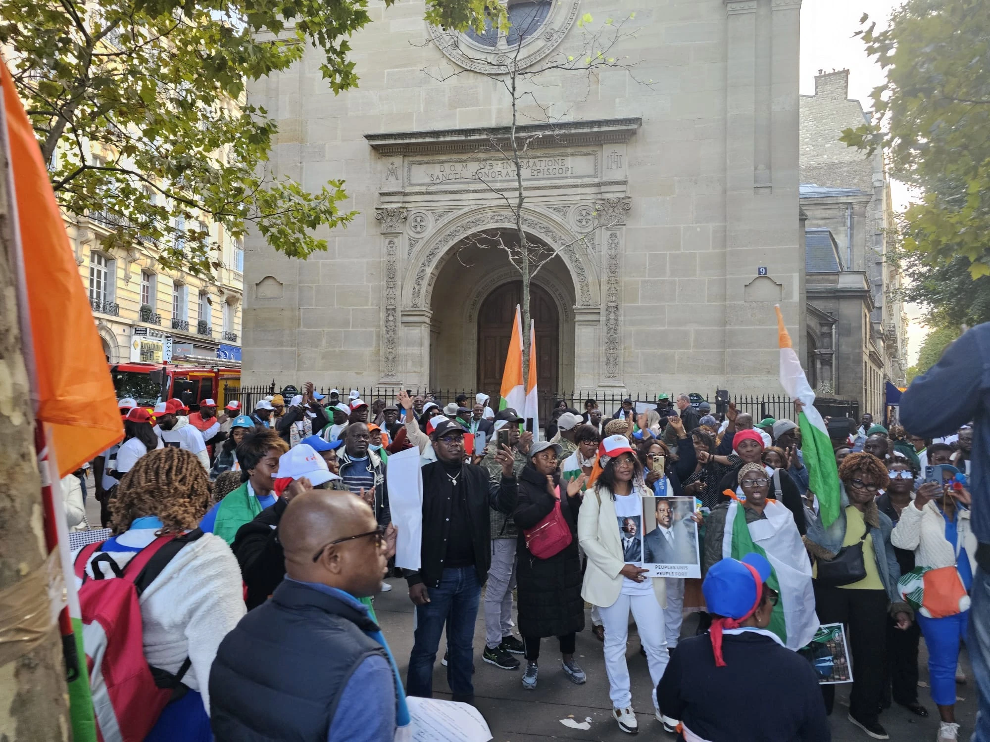 À PARIS, PLUSIEURS DIZAINES DE MILITANTS SE SONT RASSEMBLÉS SAMEDI À LA PLACE VICTOR HUGO
