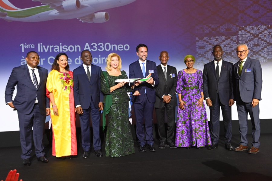 TRANSPORT AÉRIEN : LA PREMIÈRE DAME DOMINIQUE OUATTARA RÉCEPTIONNE LE NOUVEL A330NEO D’AIR CÔTE D'IVOIRE LA COMPAGNIE AÉRIENNE NATIONALE AIR CÔTE D'IVOIRE A RÉCEPTIONNÉ, CE MERCREDI 03 SEPTEMBRE 2025 À TOULOUSE, EN FRANCE, SON TOUT PREMIER AVION DE TYPE AIRBUS A330-900NEO EN PRÉSENCE DE MME DOMINIQUE OUATTARA, PREMIÈRE DAME DE CÔTE D'IVOIRE, AVEC À SES CÔTÉS LE MINISTRE DES TRANSPORTS AMADOU KONE, LES MINISTRE AMADOU COULIBALY DE LA COMMUNICATION ET FRANÇOISE REMARCK DE LA CULTURE ET DE LA FRANCOPHONIE.