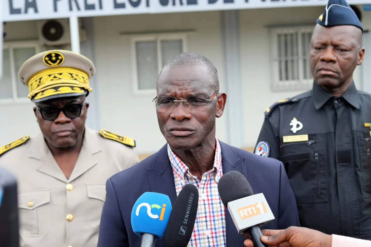 Le ministre de l'Intérieur et de la Sécurité s'est rendu sur le terrain ce matin pour une tournée d'inspection. Le général Vagondo Diomandé a fait le point sur les incidents survenus dans la capitale économique ivoirienne.