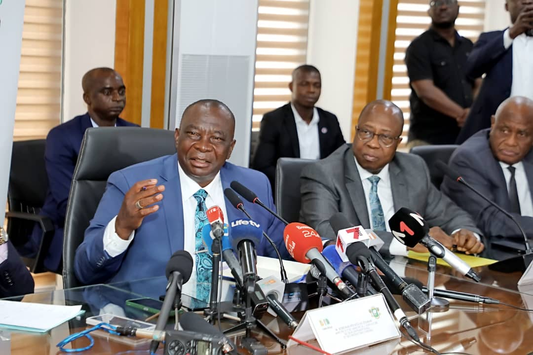 En Côte-d’Ivoire la filière cacao au bord de la crise, des tonnes invendues bloquées dans les ports