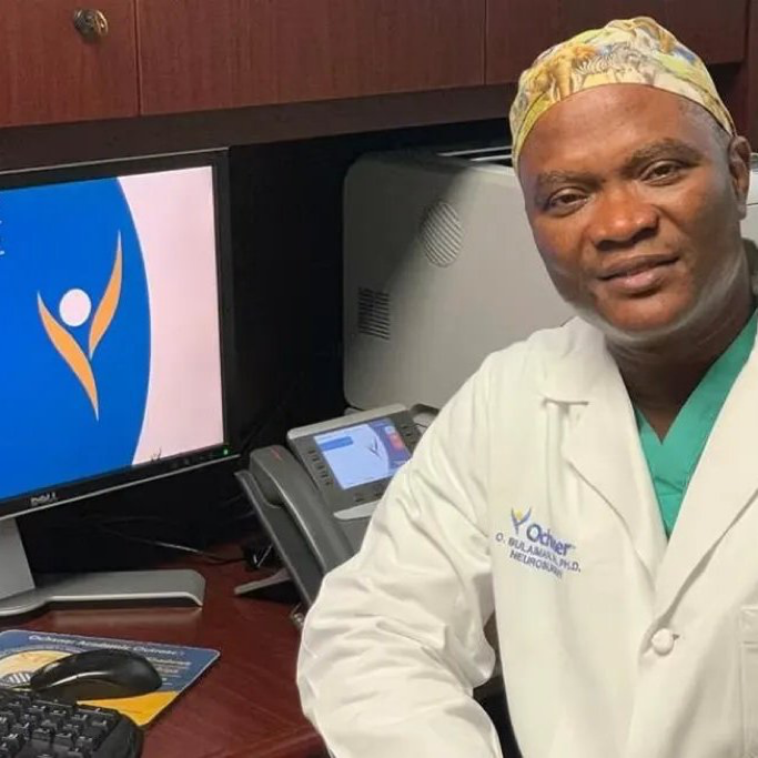 IL SACRIFIE 25 % DE SON SALAIRE AUX ÉTATS-UNIS POUR OPÉRER GRATUITEMENT AU NIGERIA PENDANT 12 JOURS PAR MOIS.